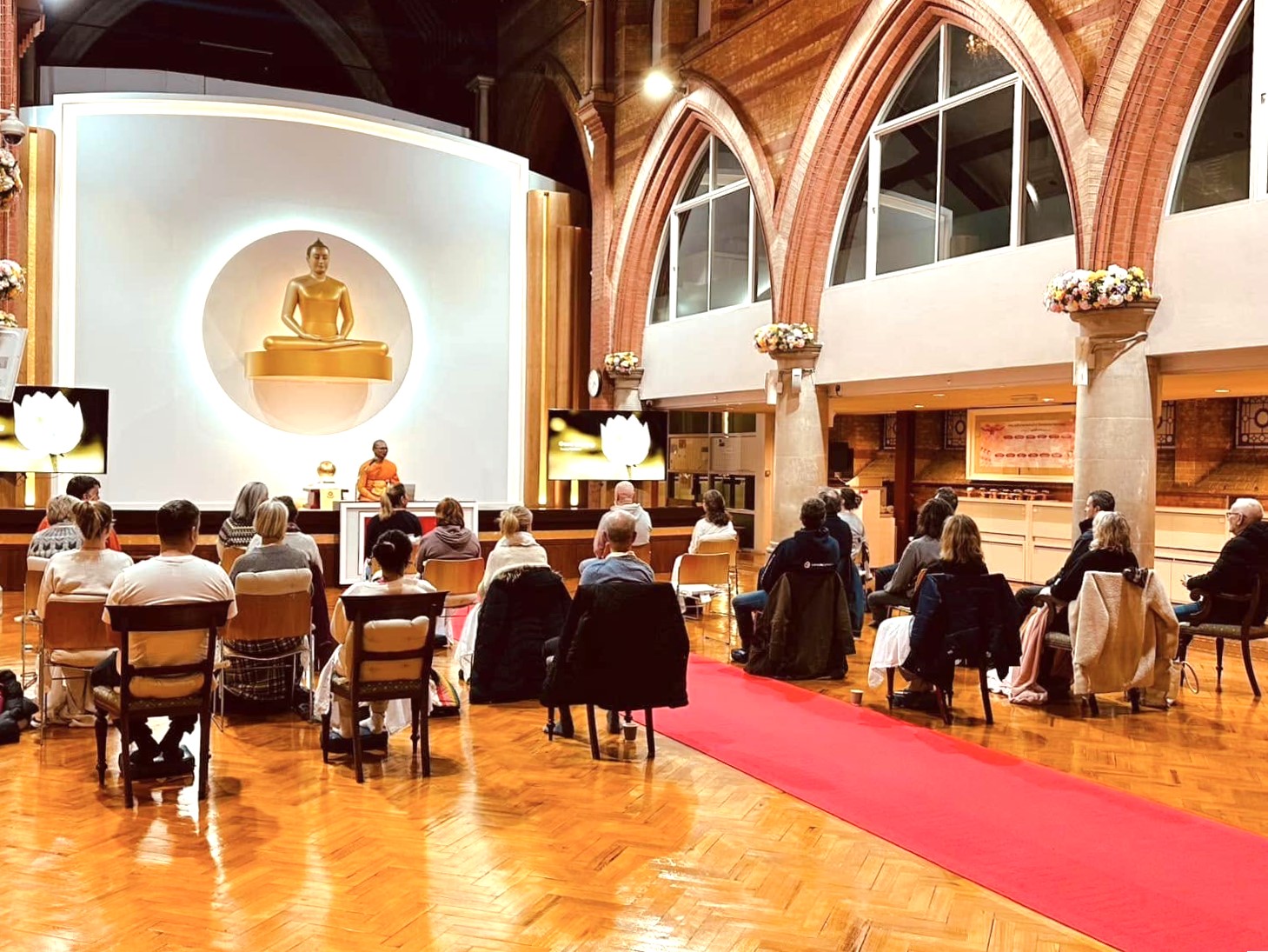 วัดพระธรรมกายลอนดอน จัดชั้นเรียนสมาธิเบื้องต้นสำหรับชุมชนท้องถิ่น