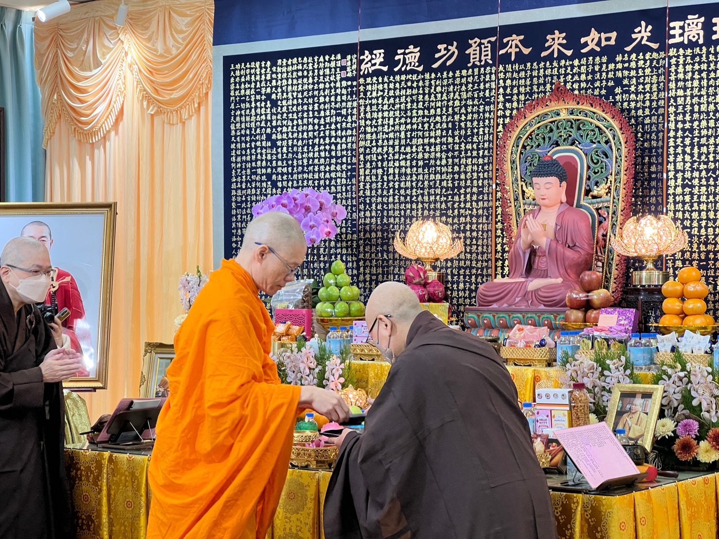 ผู้แทนวัดพระธรรมกาย จากวัดพระธรรมกายในไต้หวัน เข้าร่วมพิธีแสดงอาลัยพระมหาเถระธรรมาจารย์จิ้งเหย้า
