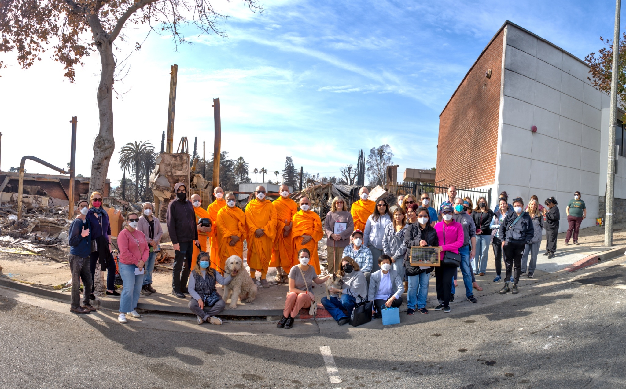 คณะสงฆ์วัดพระธรรมกายแคลิฟอร์เนีย ร่วมสวดมนต์และแผ่เมตตาให้กับสัตว์ และผู้ประสบอัคคีภัย