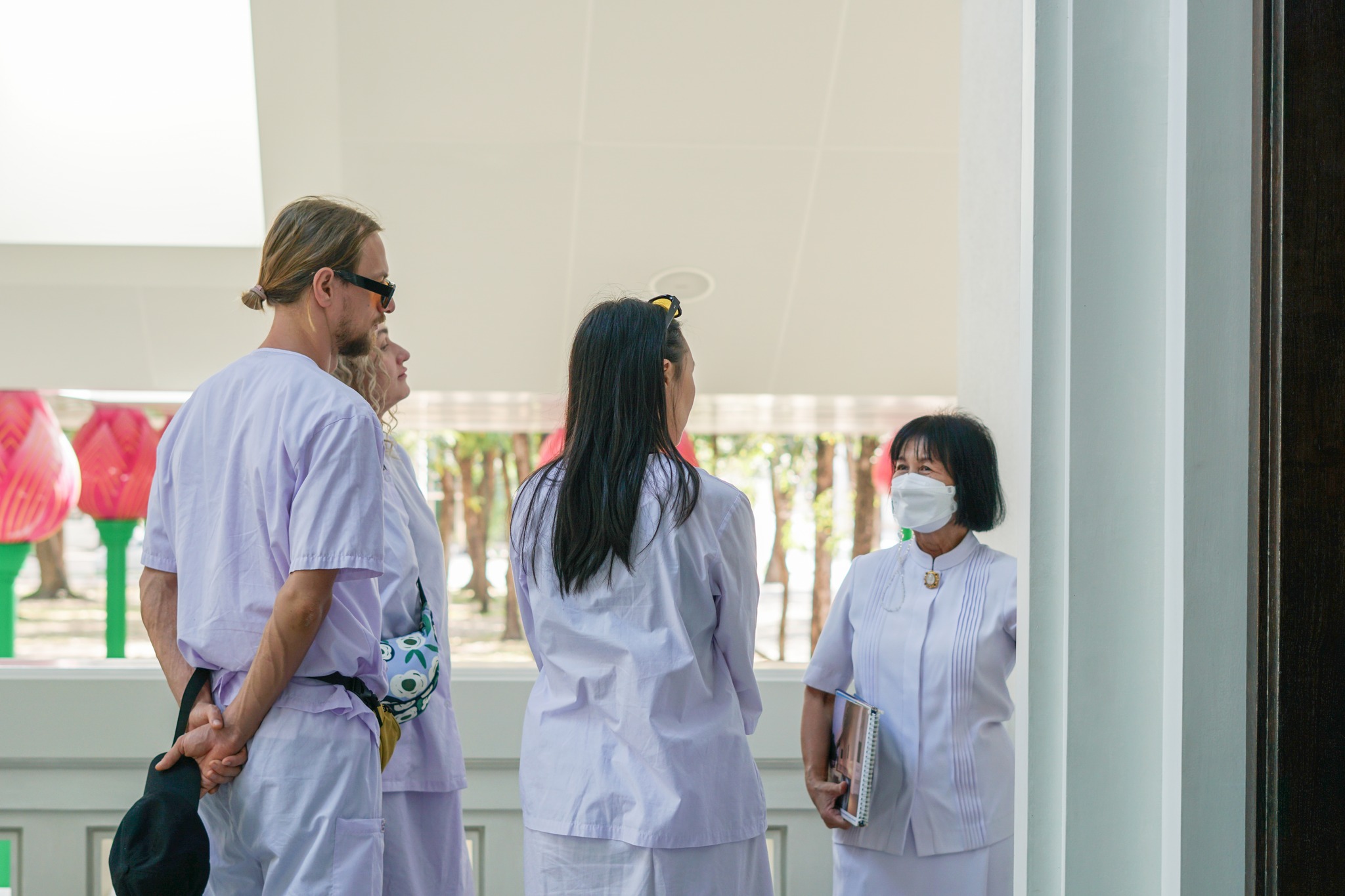 ชาวอเมริกา เดินทางมาเยี่ยมชมวัดพระธรรมกาย