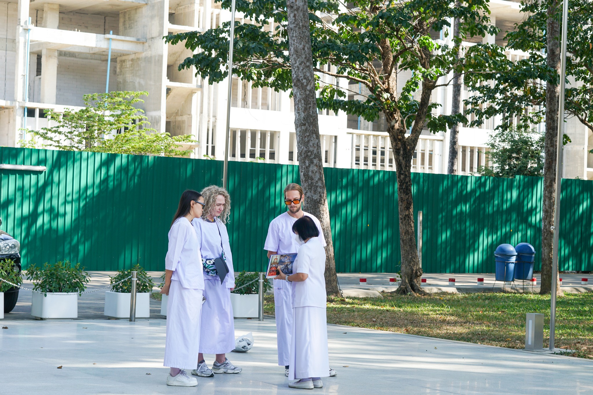 ชาวอเมริกา เดินทางมาเยี่ยมชมวัดพระธรรมกาย