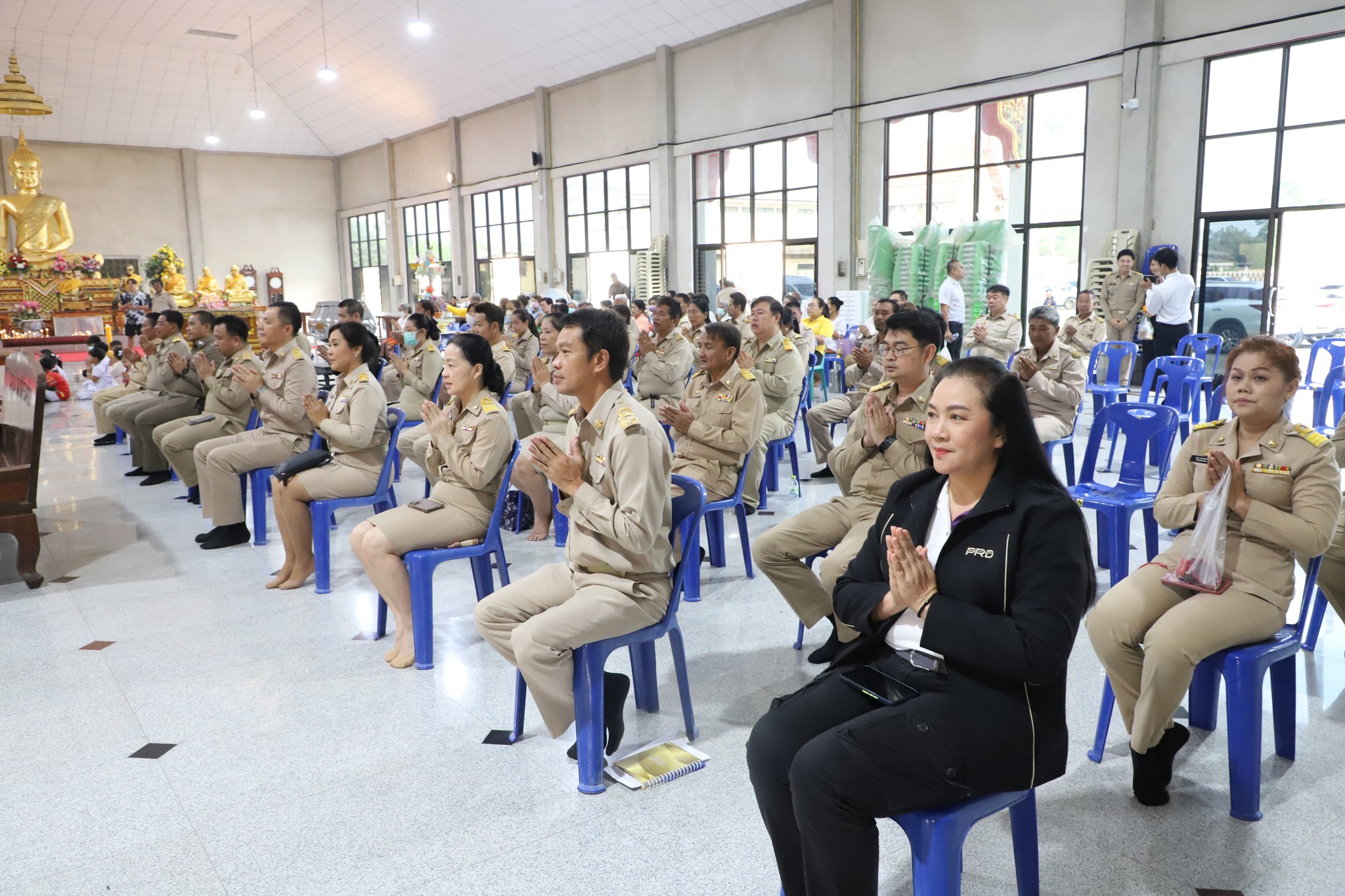 ผู้ว่าราชการจังหวัดปทุมธานี พาส่วนราชการ เข้าวัดทำบุญ เนื่องในวันพระ