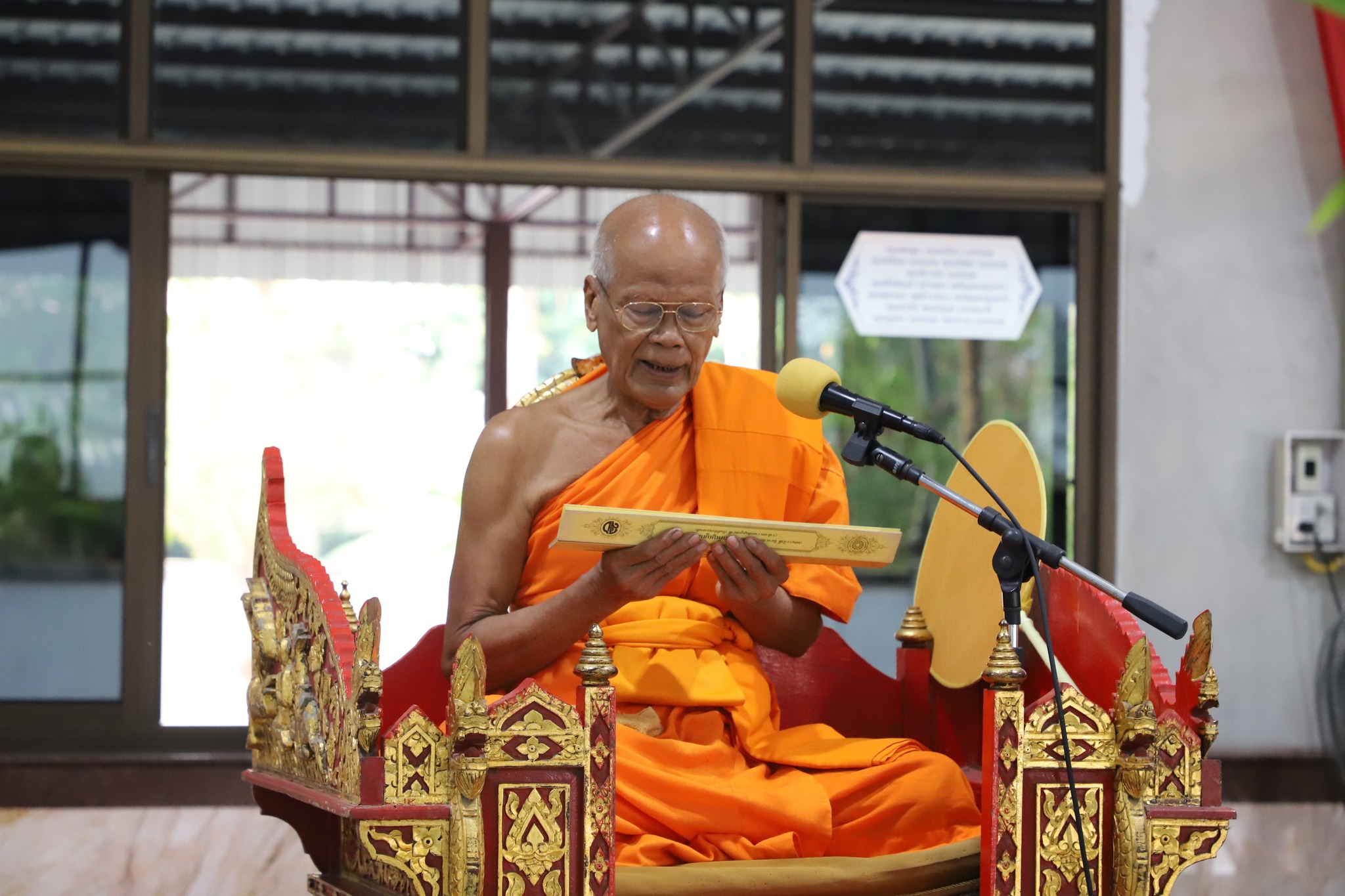 ผู้ว่าราชการจังหวัดปทุมธานี พาส่วนราชการ เข้าวัดทำบุญ เนื่องในวันพระ