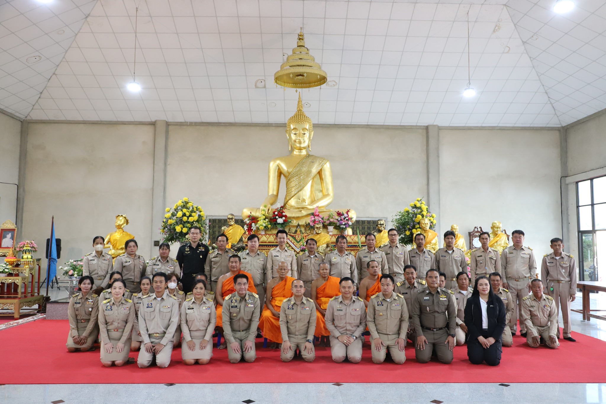 ผู้ว่าราชการจังหวัดปทุมธานี พาส่วนราชการ เข้าวัดทำบุญ เนื่องในวันพระ