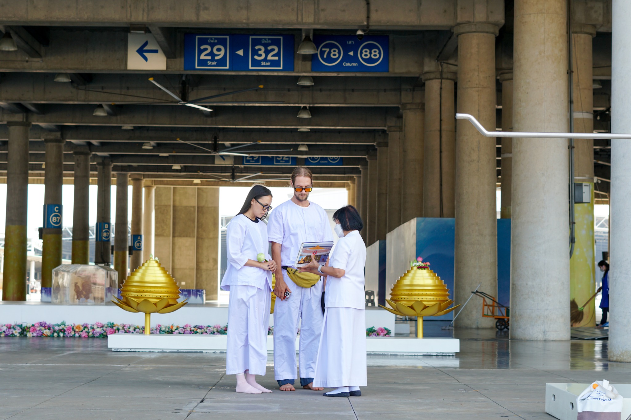 ชาวอเมริกา เดินทางมาเยี่ยมชมวัดพระธรรมกาย