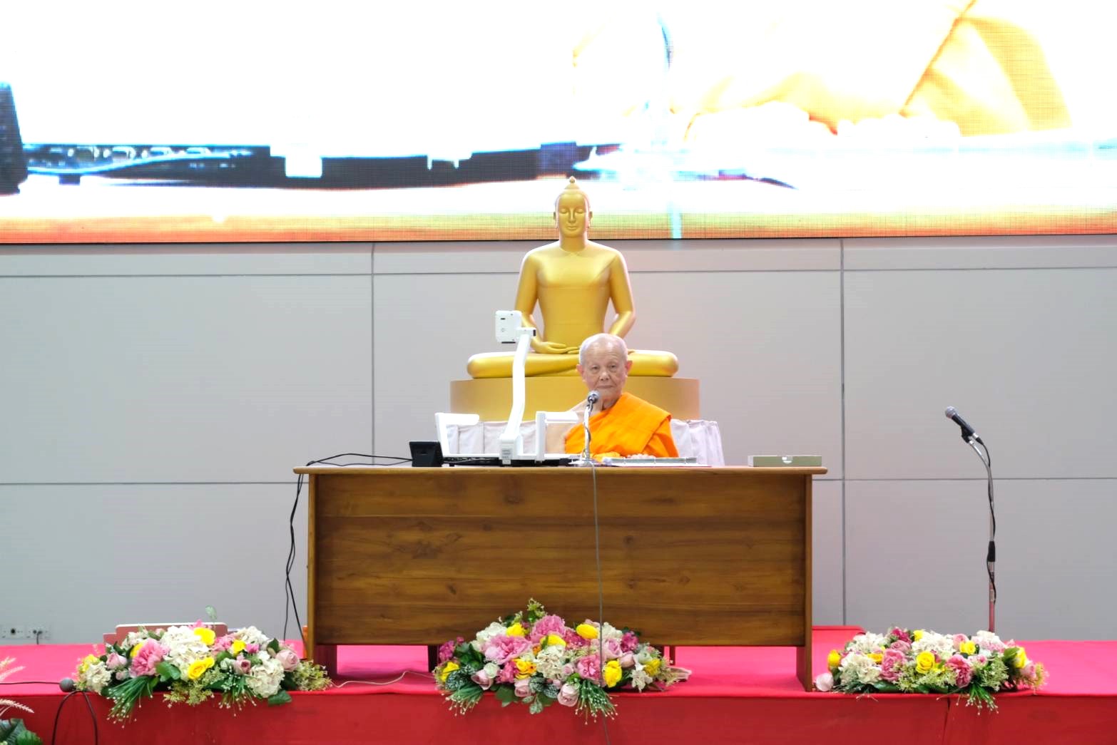 หลวงพ่อทัตตชีโว เป็นองค์ประธานในการบรรยายธรรม โครงการอบรมความดีสากล