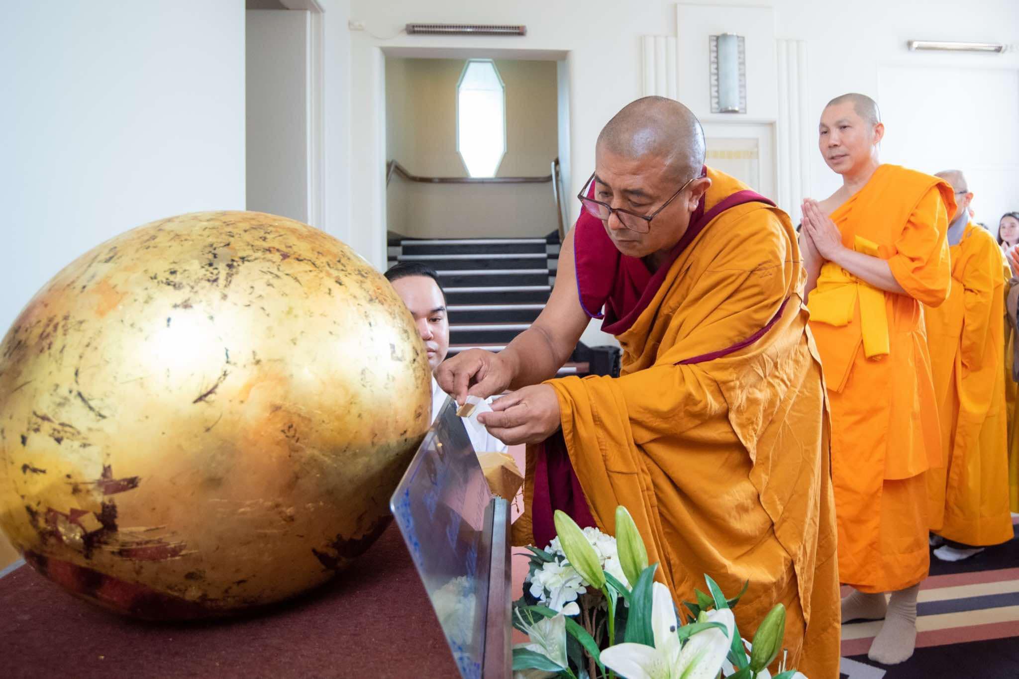 พิธีทักษิณานุปทานอุทิศถวายแด่ พระสุธรรมญาณวิเทศ และพิธีเปิดวัดพระธรรมกายเมลเบิร์นอย่างเป็นทางการ