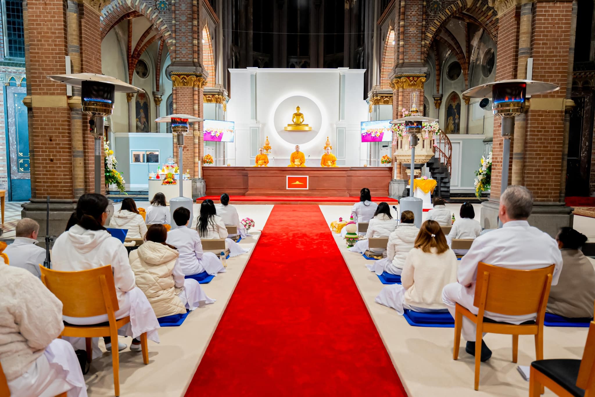 วัดพระธรรมกายเนเธอร์แลนด์ จัดงานวันมหาปูชนียาจารย์ และพิธีบูชาข้าวพระ