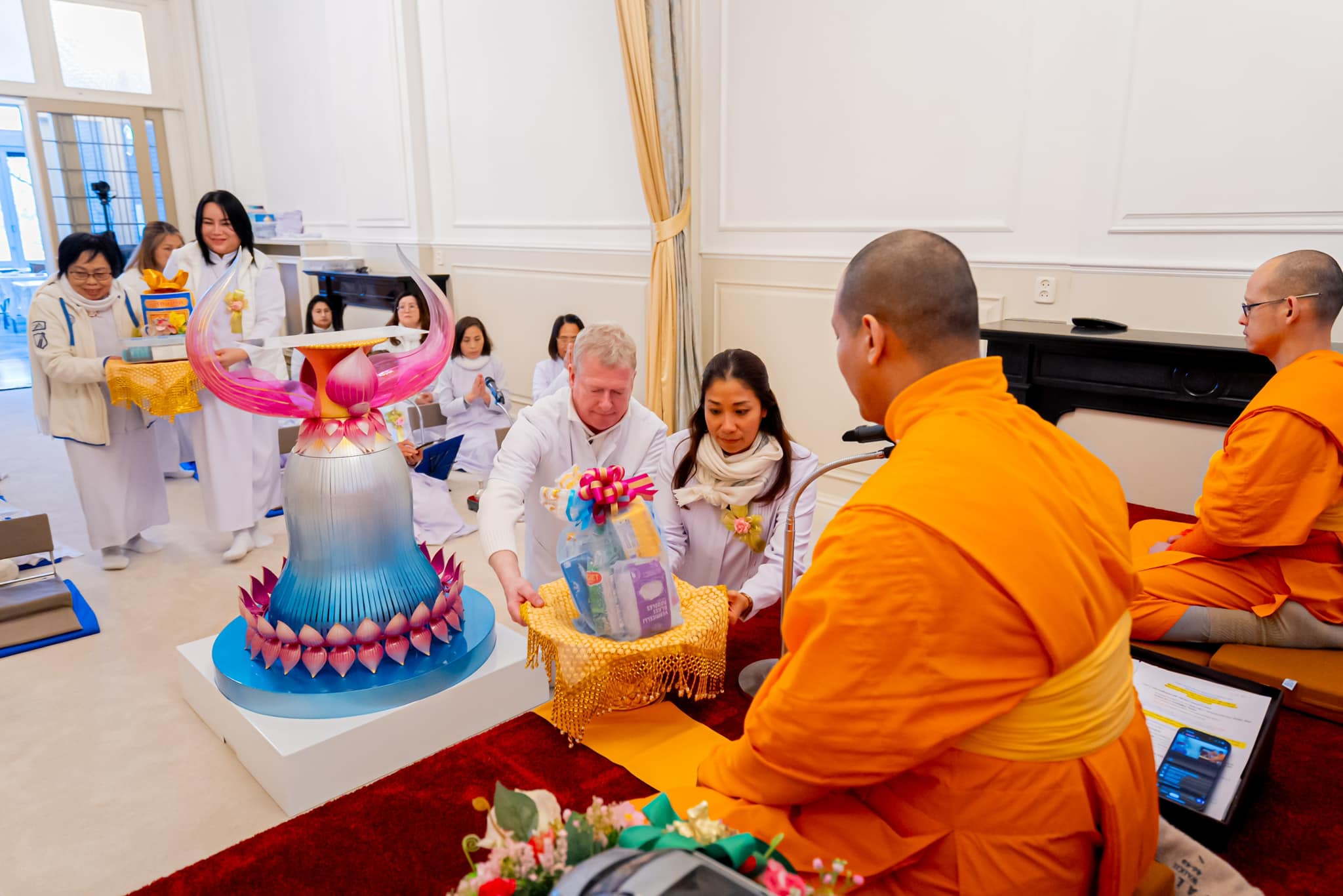 วัดพระธรรมกายเนเธอร์แลนด์ จัดงานวันมหาปูชนียาจารย์ และพิธีบูชาข้าวพระ