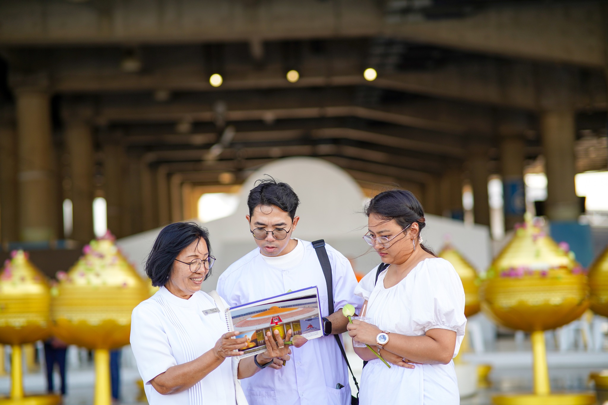ชาวเนปาลและเมียนมา มาเยี่ยมชมวัดพระธรรมกาย