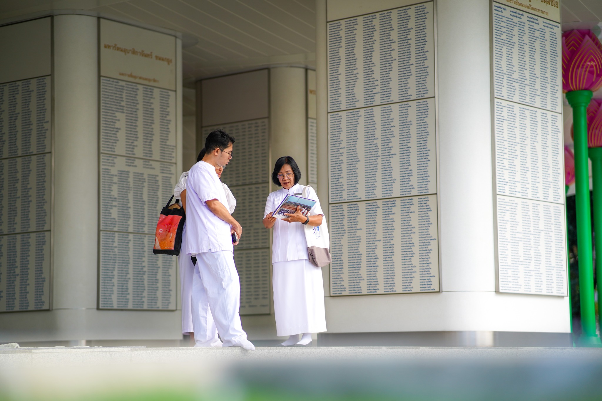 ชาวเนปาลและเมียนมา มาเยี่ยมชมวัดพระธรรมกาย