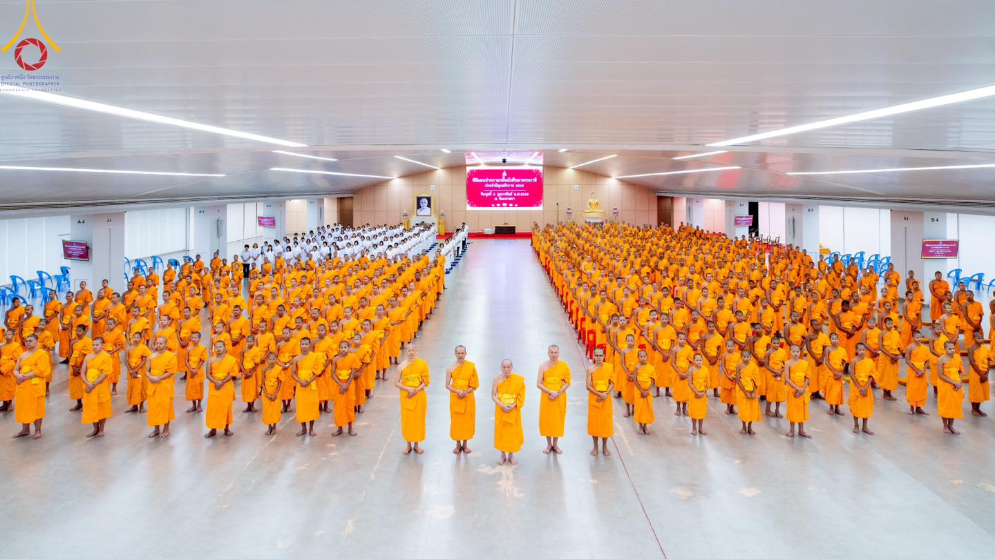 สำนักศาสนศึกษา วัดพระธรรมกาย จัดพิธีมอบปากกายกชั้นแก่นักศึกษาบาลี