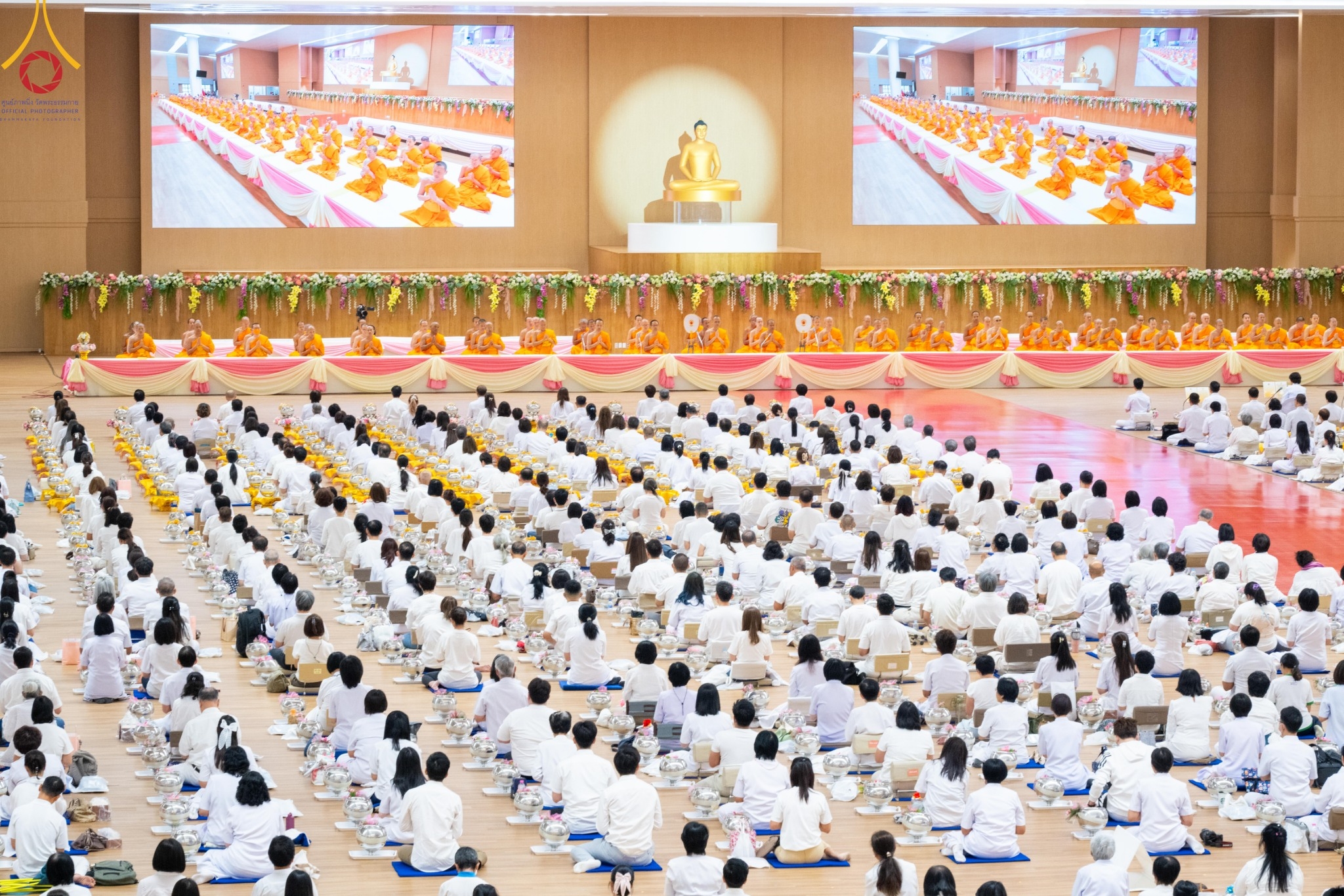 วัดพระธรรมกาย จัดพิธีถวายโคมมาฆประทีป