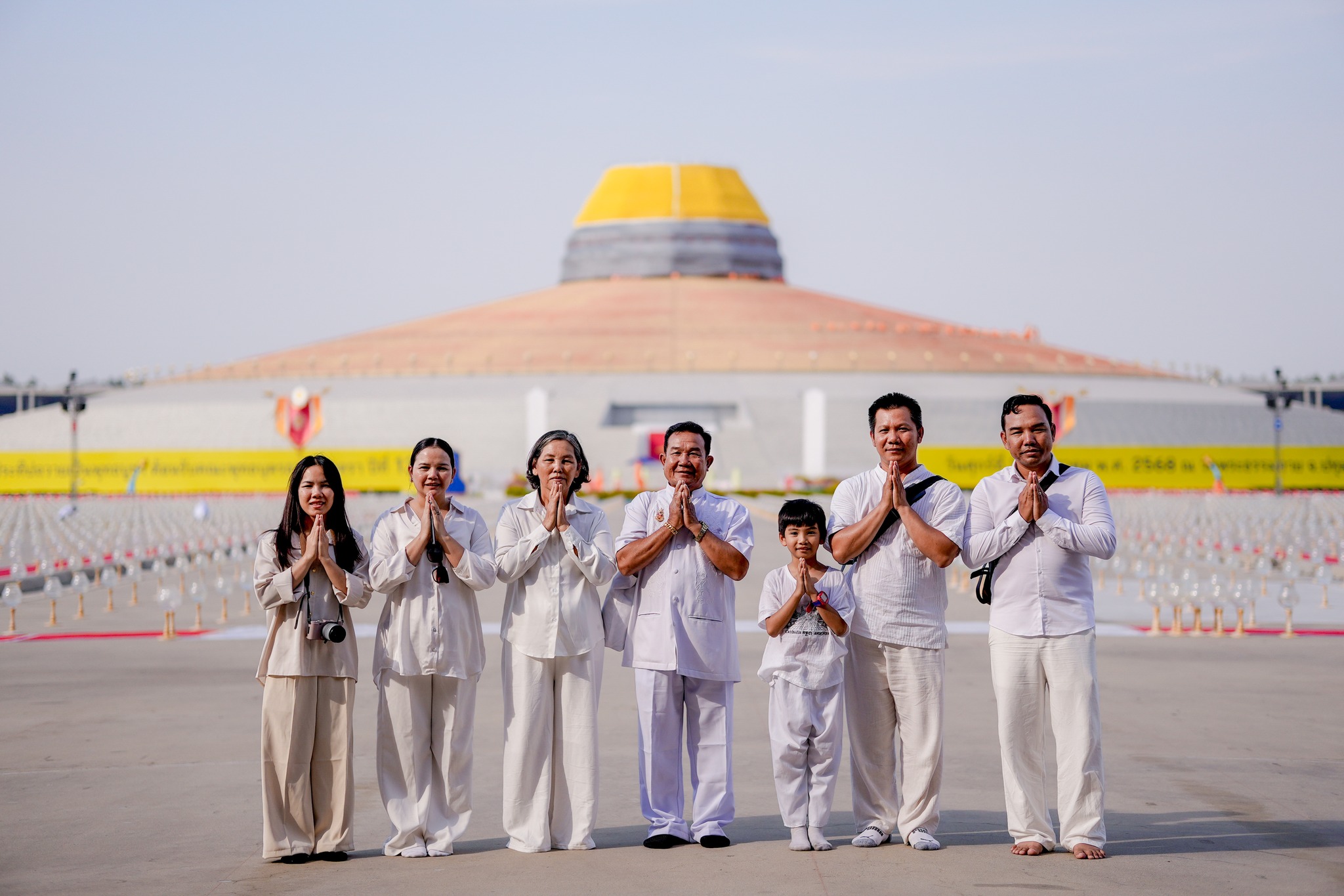 ครอบครัวชาวกัมพูชา เดินทางมาเยี่ยมชมวัดพระธรรมกาย