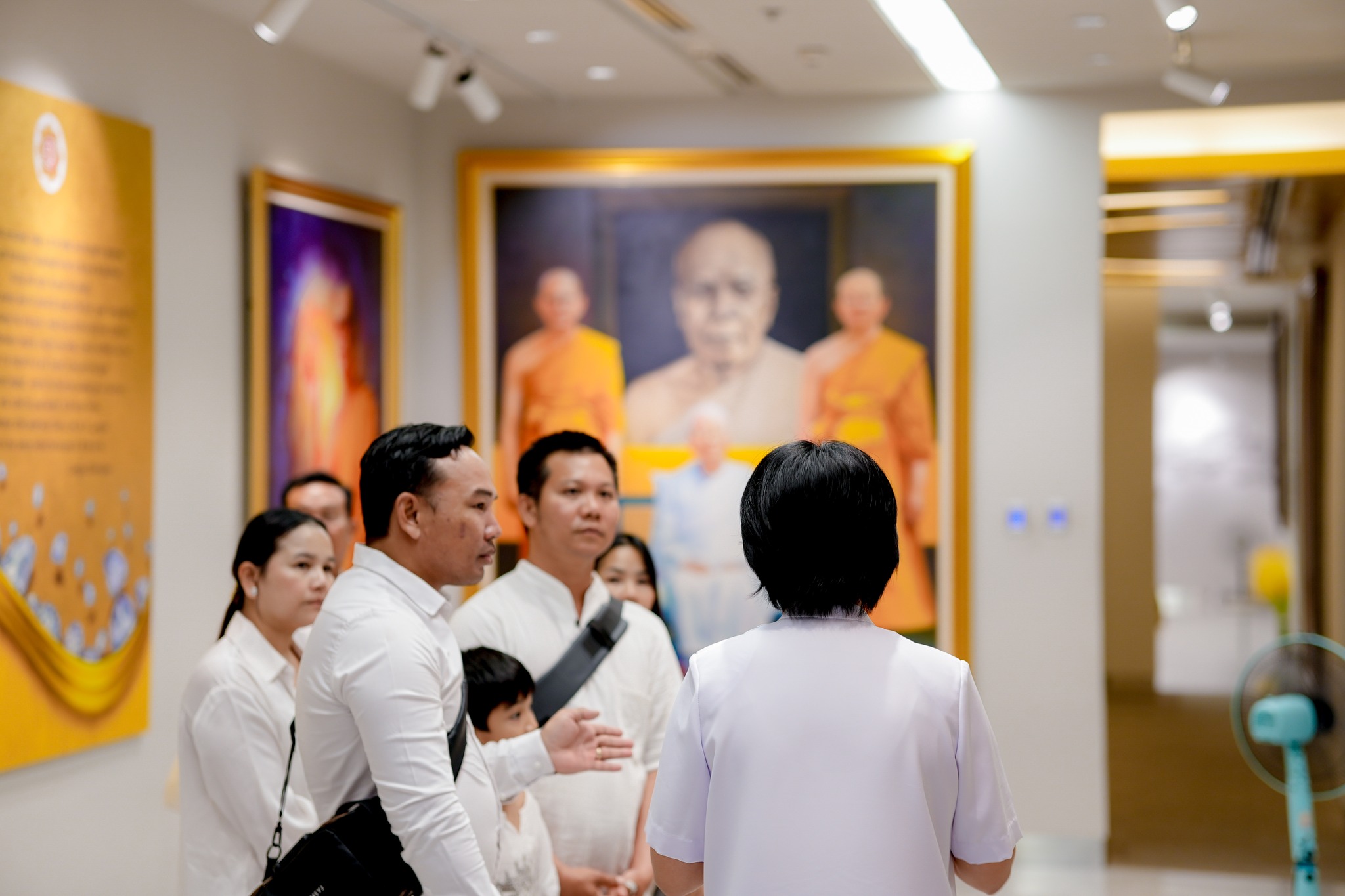 ครอบครัวชาวกัมพูชา เดินทางมาเยี่ยมชมวัดพระธรรมกาย