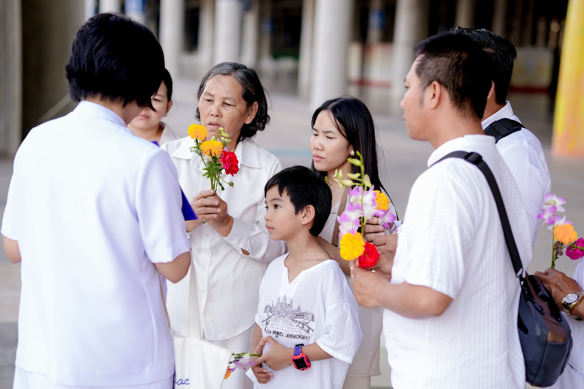 ครอบครัวชาวกัมพูชา เดินทางมาเยี่ยมชมวัดพระธรรมกาย