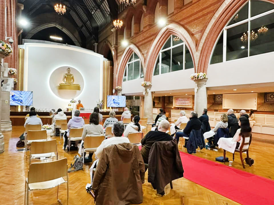 วัดพระธรรมกายลอนดอน จัดปฏิบัติธรรมแก่ชาวท้องถิ่น