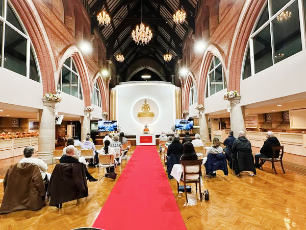 วัดพระธรรมกายลอนดอน จัดปฏิบัติธรรมแก่ชาวท้องถิ่น