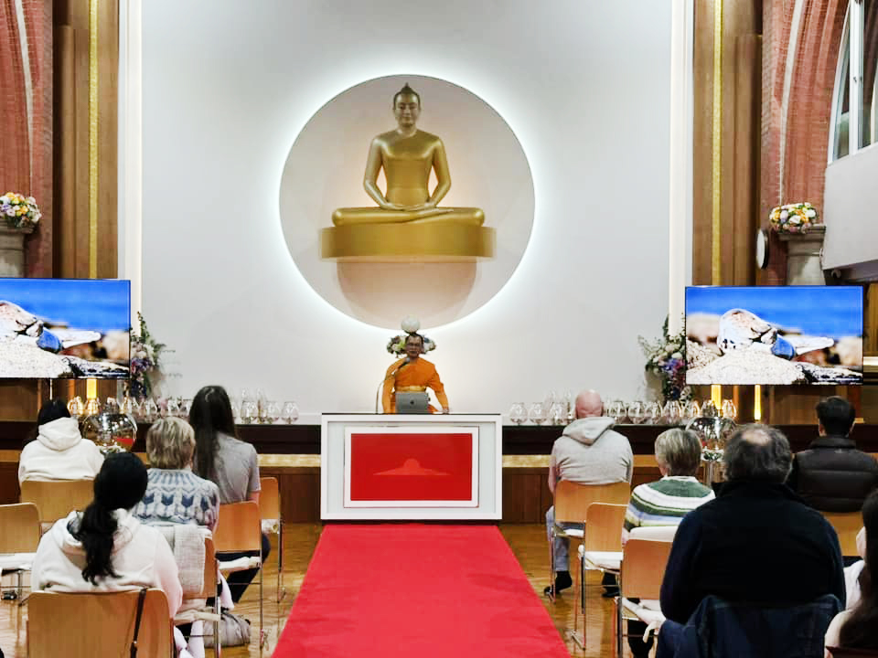 วัดพระธรรมกายลอนดอน จัดปฏิบัติธรรมแก่ชาวท้องถิ่น