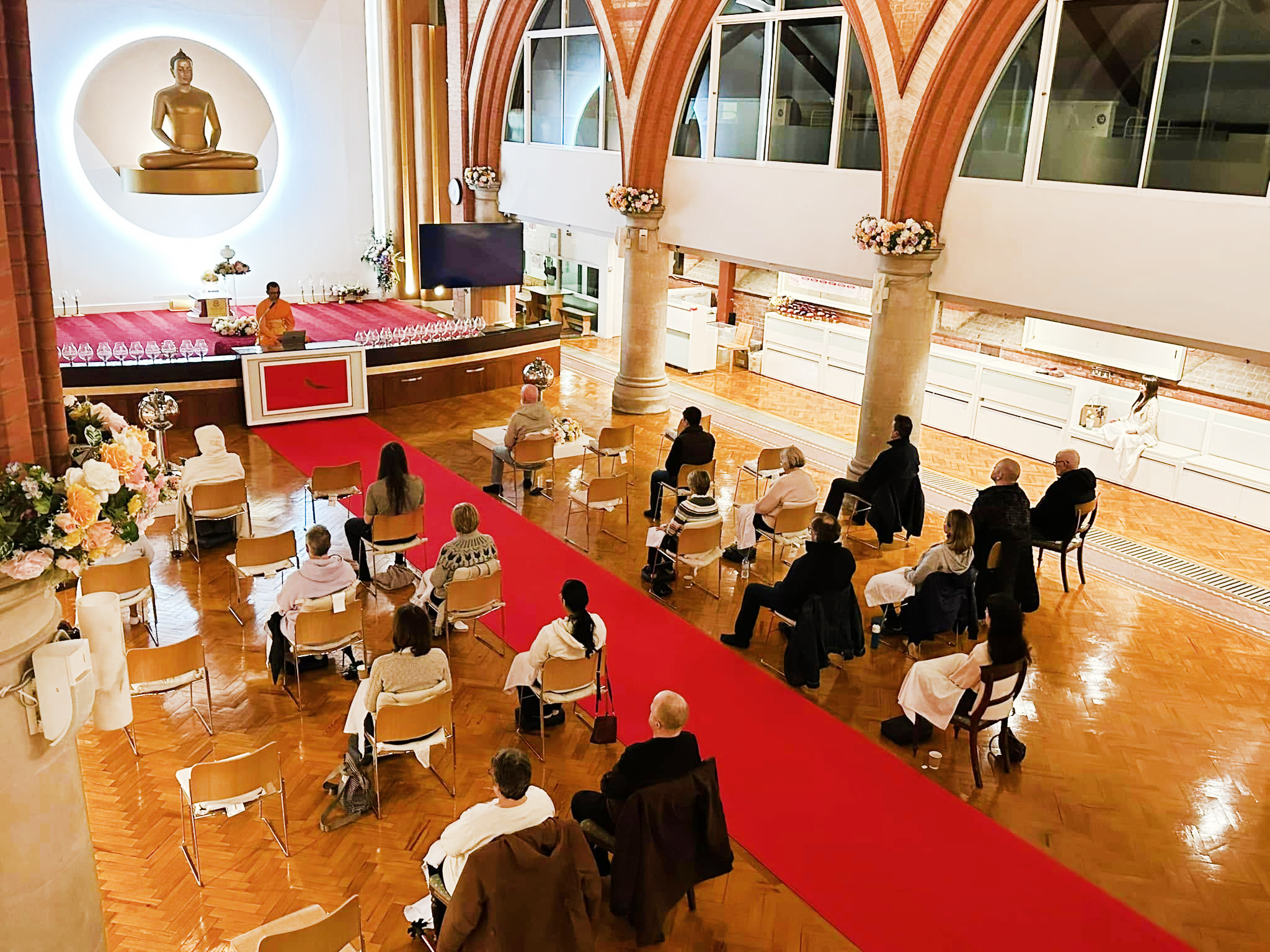 วัดพระธรรมกายลอนดอน จัดปฏิบัติธรรมแก่ชาวท้องถิ่น