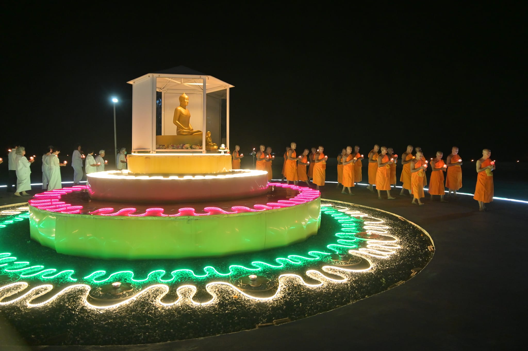 ศูนย์ปฏิบัติธรรมพนมสารคาม จัดพิธีจุดประทีป เนื่องในสัปดาห์วันมาฆบูชา