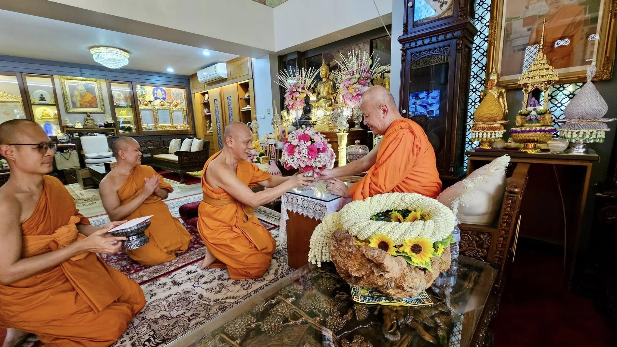 เจ้าอาวาสวัดสระเกศ รับถวายมุทิตาสักการะจากเจ้าอาวาสวัดพระธรรมกาย