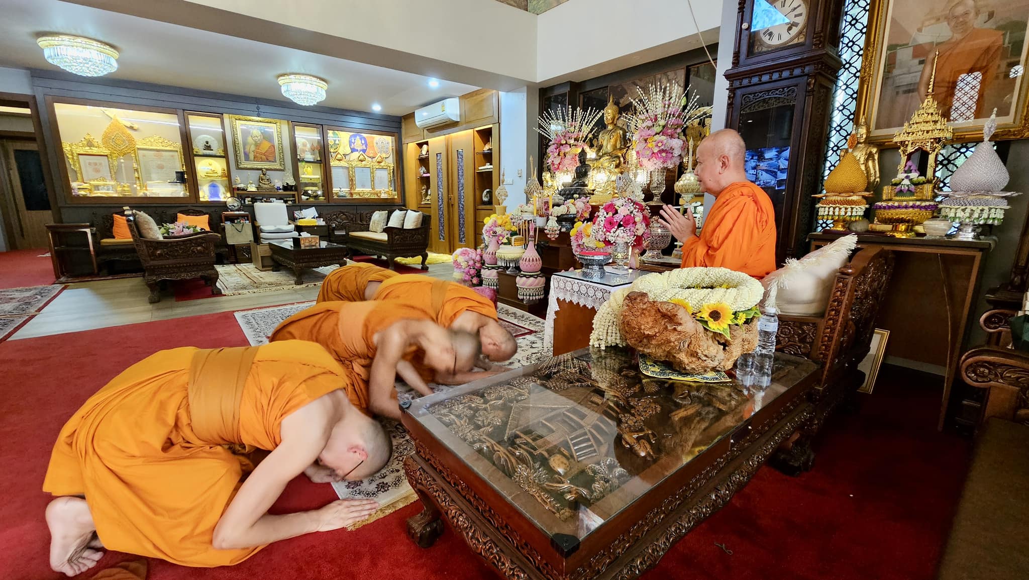 เจ้าอาวาสวัดสระเกศ รับถวายมุทิตาสักการะจากเจ้าอาวาสวัดพระธรรมกาย
