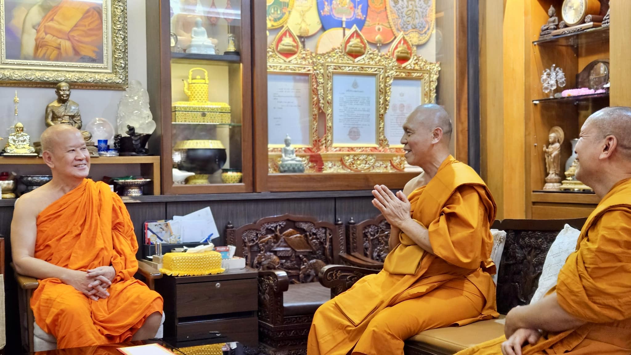 เจ้าอาวาสวัดสระเกศ รับถวายมุทิตาสักการะจากเจ้าอาวาสวัดพระธรรมกาย