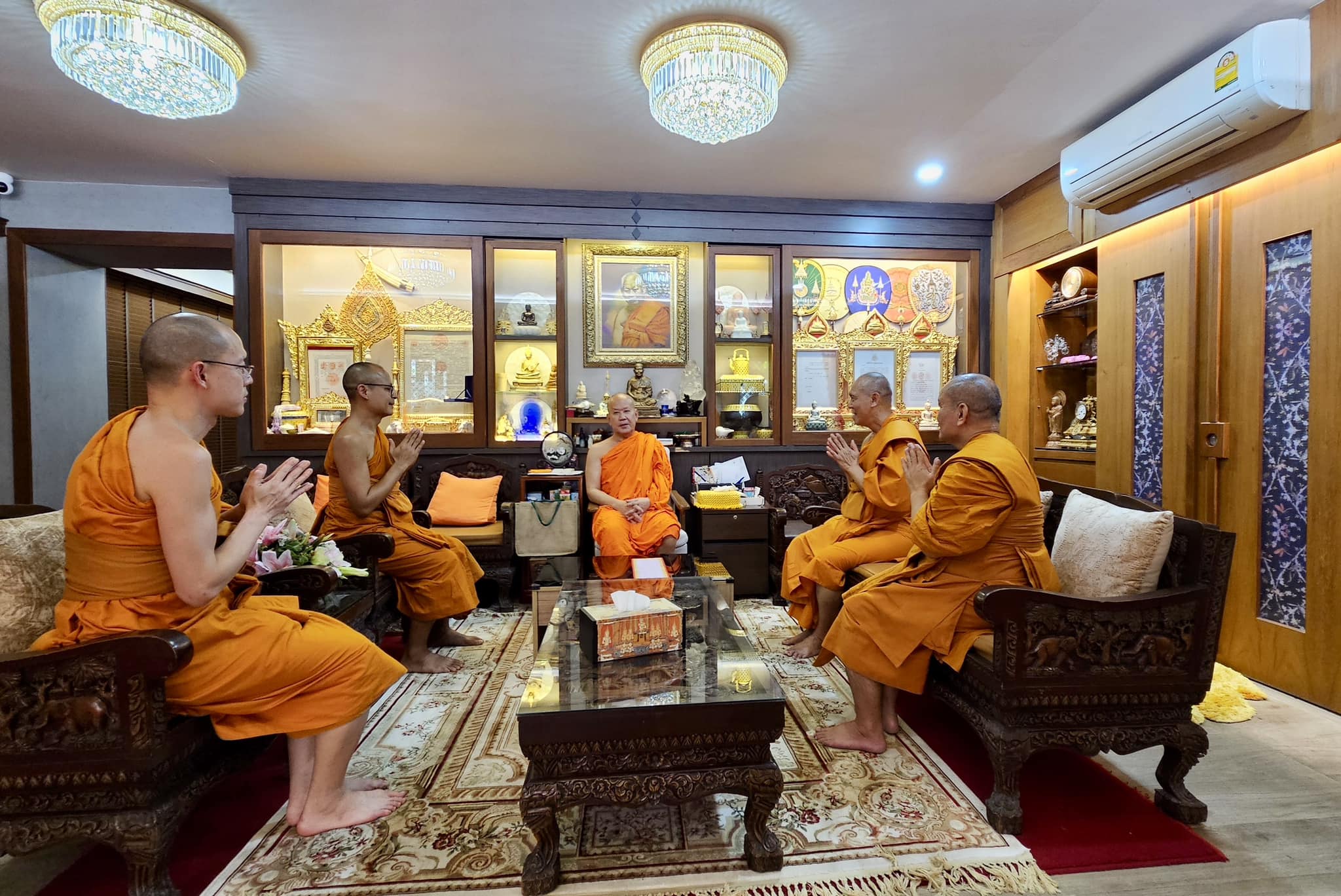 เจ้าอาวาสวัดสระเกศ รับถวายมุทิตาสักการะจากเจ้าอาวาสวัดพระธรรมกาย