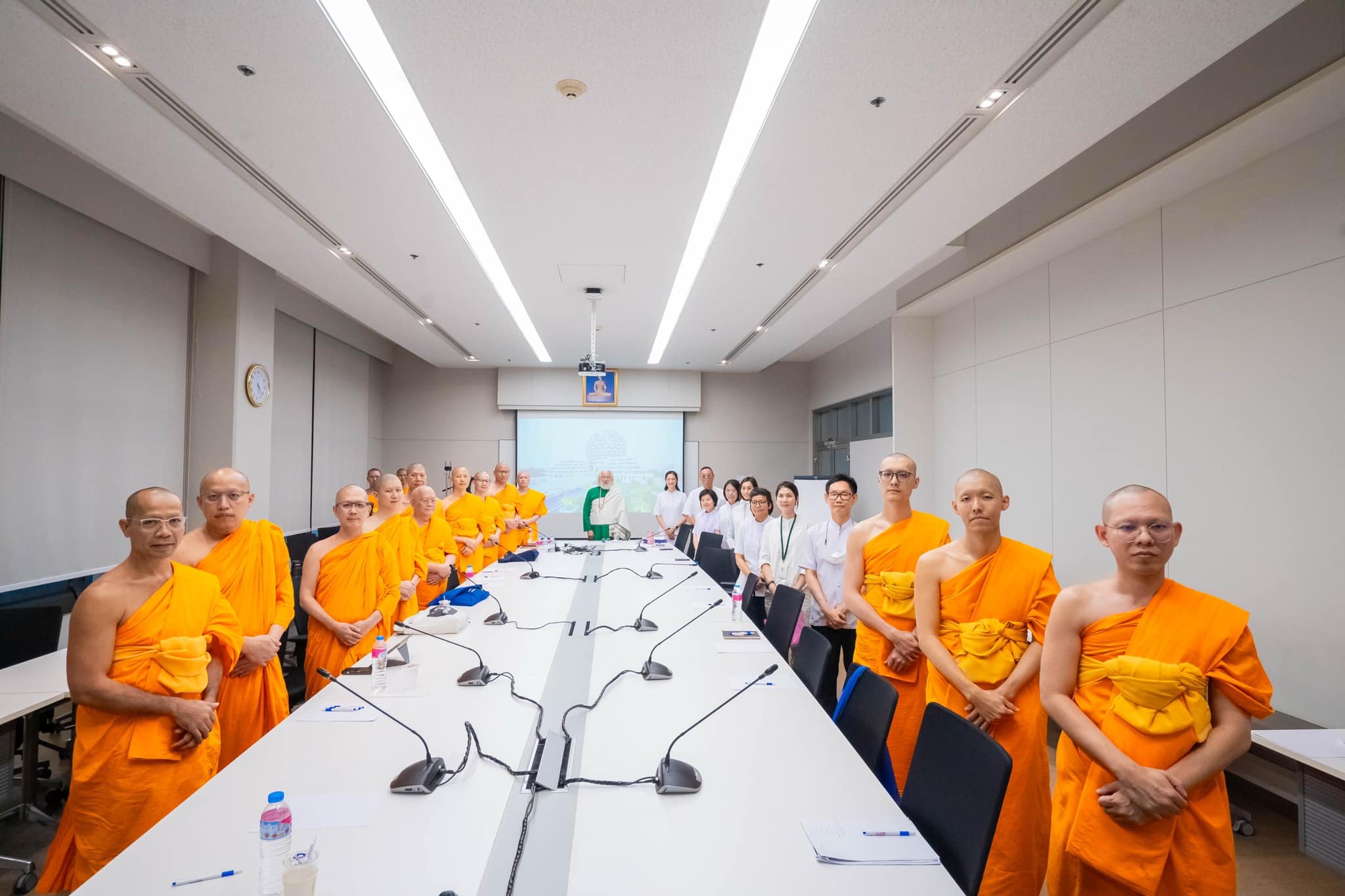 ด็อกเตอร์อัลเฟรโด สเฟียร์ ยูนิส ได้บรรยายให้บุคลากรทางด้านการเผยแผ่ ของวัดพระธรรมกาย