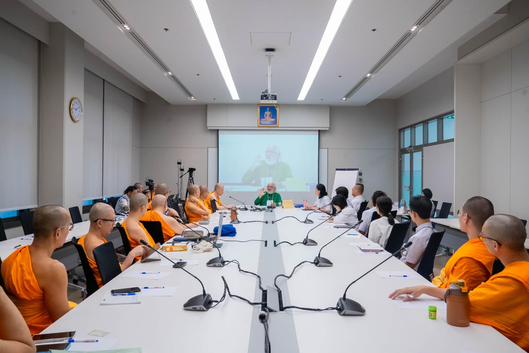 ด็อกเตอร์อัลเฟรโด สเฟียร์ ยูนิส ได้บรรยายให้บุคลากรทางด้านการเผยแผ่ ของวัดพระธรรมกาย