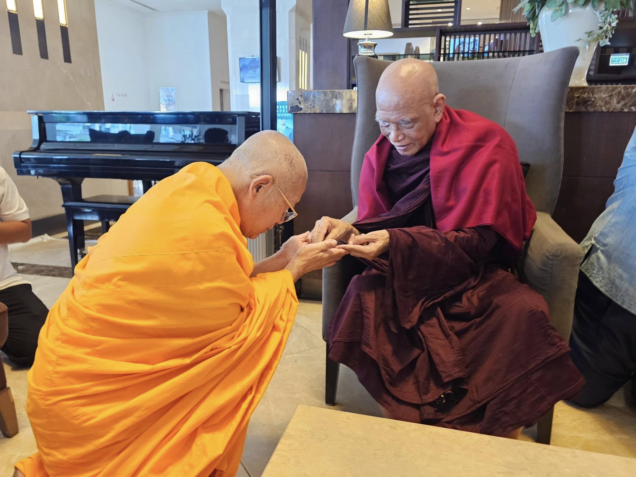 ผู้อำนวยการสำนักสื่อสารองค์กรและหมู่คณะ เข้ากราบถวายสักการะถวายพร สมเด็จพระสังฆราชแห่งเมียนมา เนื่องในวาระอายุวัฒนมงคล 77 ปี