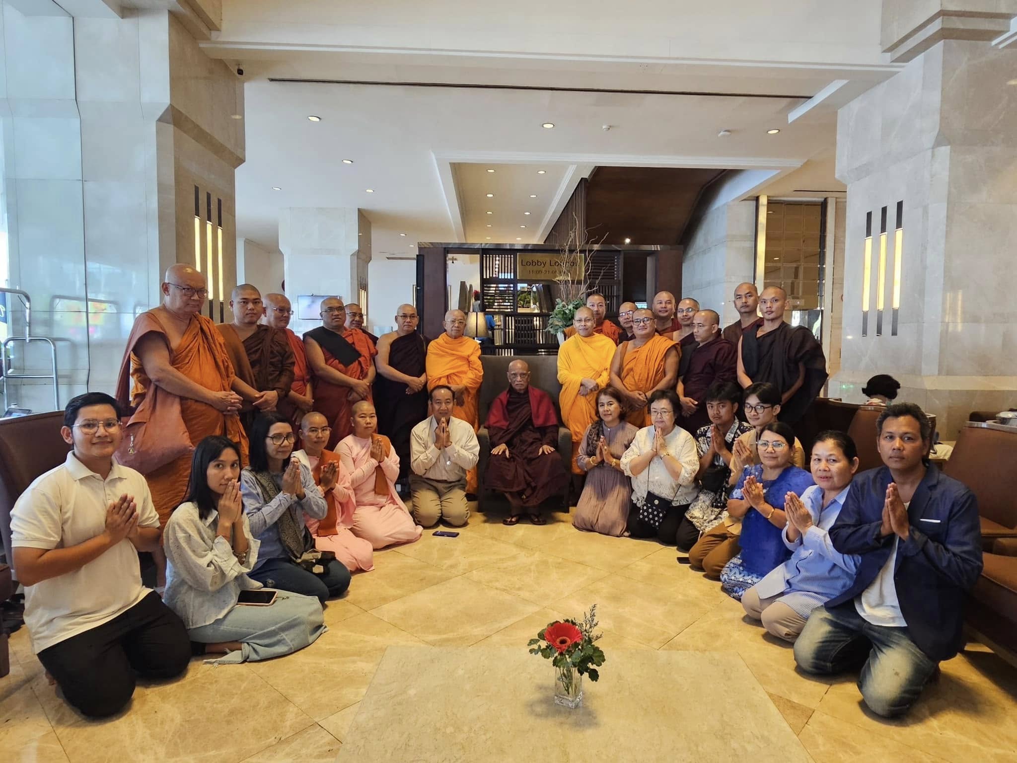 ผู้อำนวยการสำนักสื่อสารองค์กรและหมู่คณะ เข้ากราบถวายสักการะถวายพร สมเด็จพระสังฆราชแห่งเมียนมา เนื่องในวาระอายุวัฒนมงคล 77 ปี