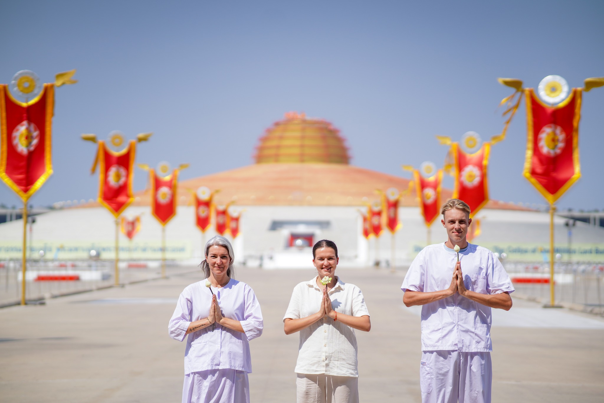 ครอบครัวชาว Dutch เดินทางมาเยี่ยมชมวัดพระธรรมกาย