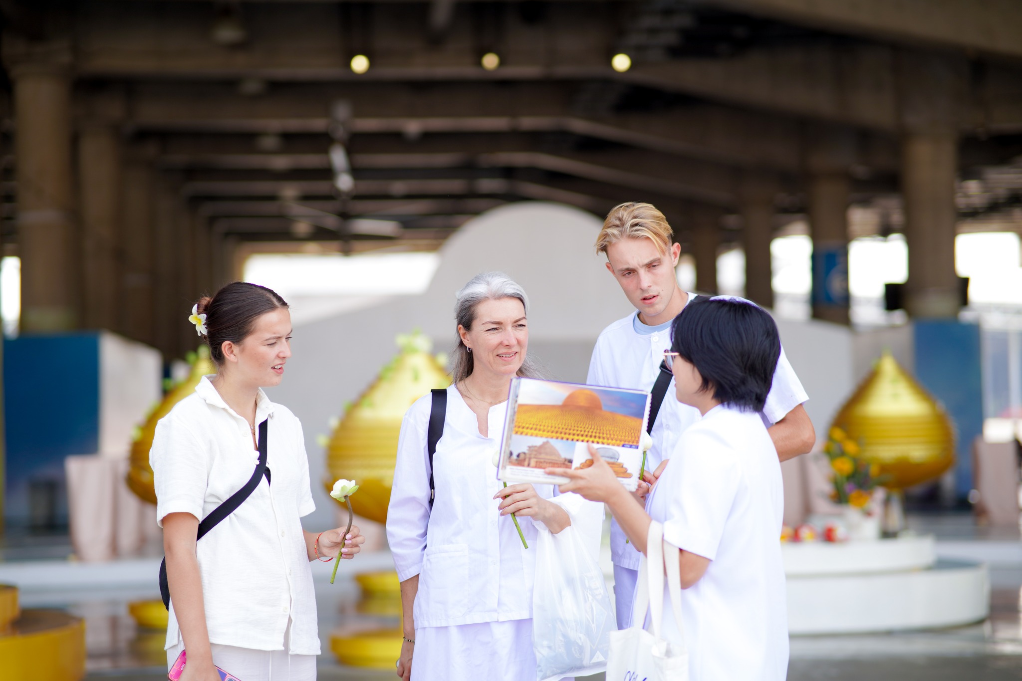 ครอบครัวชาว Dutch เดินทางมาเยี่ยมชมวัดพระธรรมกาย