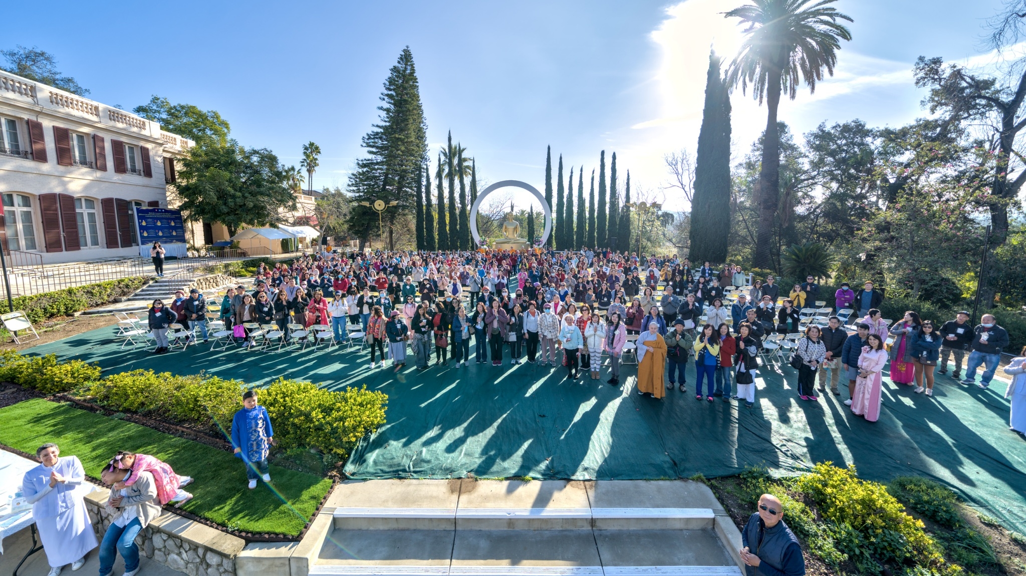 พระภิกษุสงฆ์ และพุทธศาสนิกชนชาวเวียดนาม ร่วมทอดผ้าป่า ณ วัดพระธรรมกายแคลิฟอร์เนีย