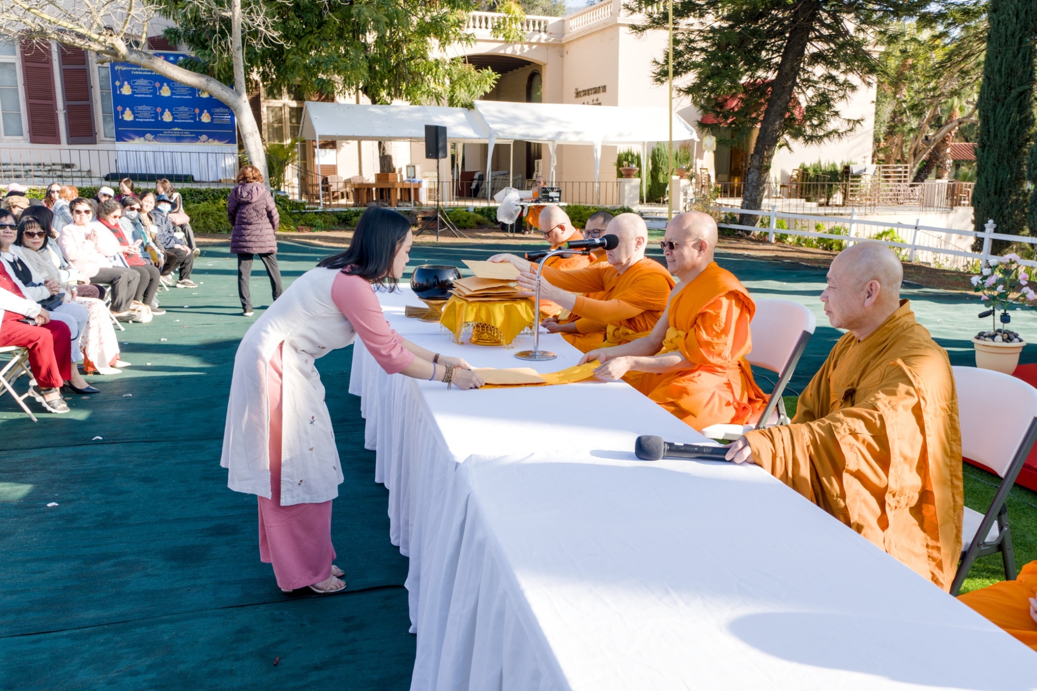 พระภิกษุสงฆ์ และพุทธศาสนิกชนชาวเวียดนาม ร่วมทอดผ้าป่า ณ วัดพระธรรมกายแคลิฟอร์เนีย