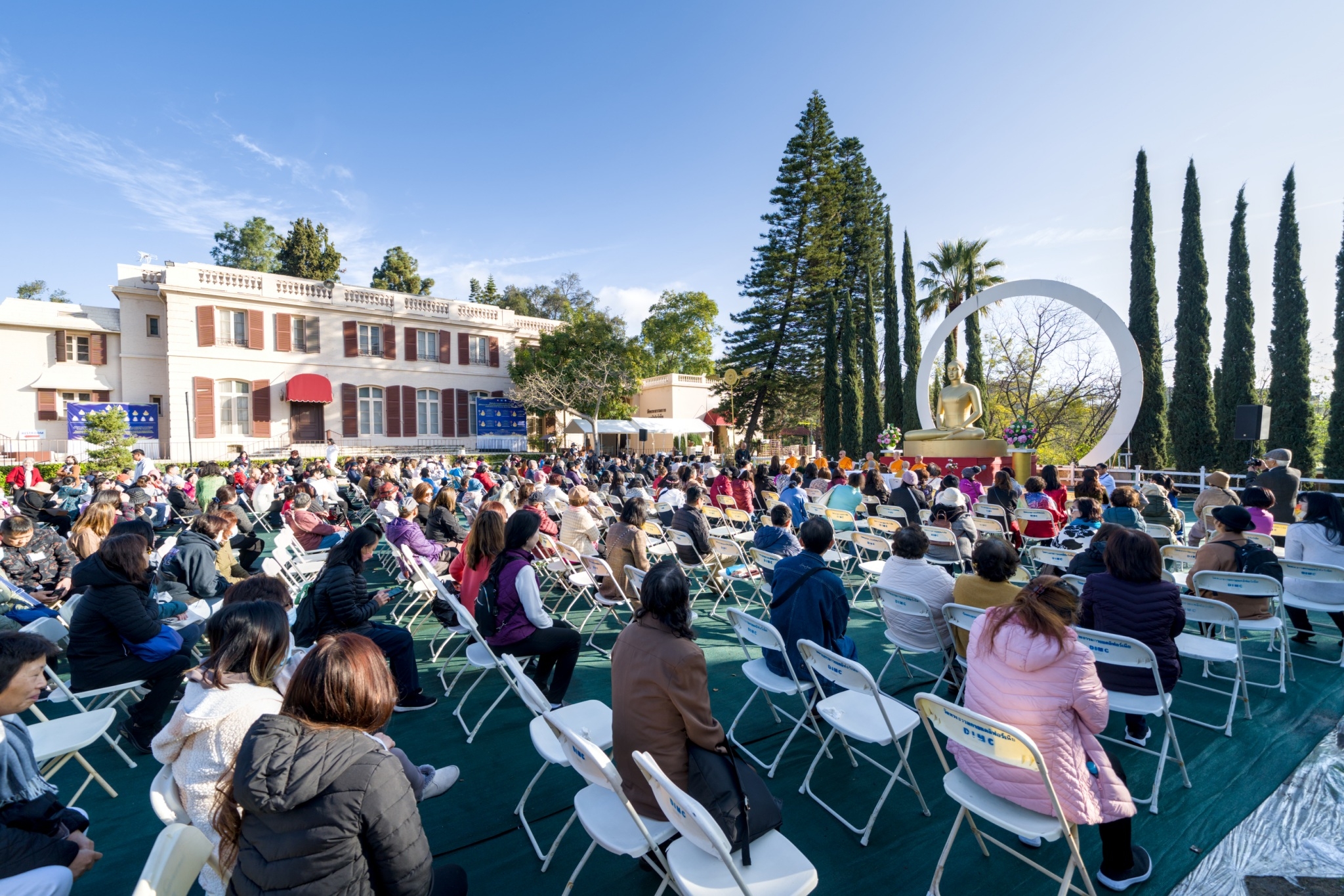 พระภิกษุสงฆ์ และพุทธศาสนิกชนชาวเวียดนาม ร่วมทอดผ้าป่า ณ วัดพระธรรมกายแคลิฟอร์เนีย
