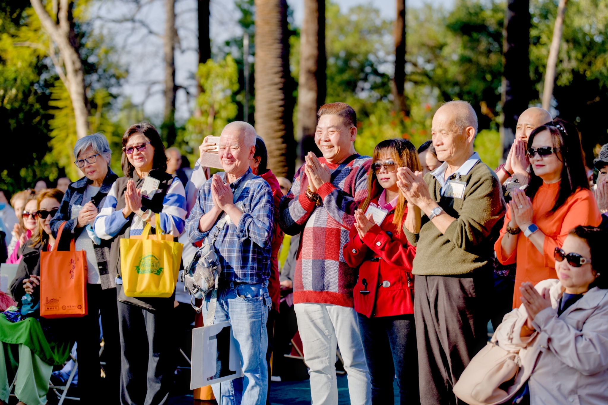 พระภิกษุสงฆ์ และพุทธศาสนิกชนชาวเวียดนาม ร่วมทอดผ้าป่า ณ วัดพระธรรมกายแคลิฟอร์เนีย