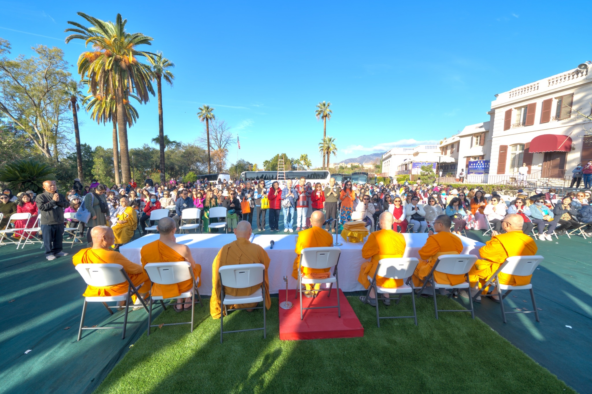 พระภิกษุสงฆ์ และพุทธศาสนิกชนชาวเวียดนาม ร่วมทอดผ้าป่า ณ วัดพระธรรมกายแคลิฟอร์เนีย
