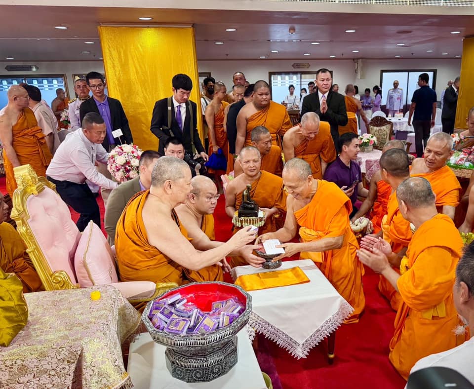 เจ้าคณะใหญ่หนกลาง รับถวายมุทิตาสักการะจากเจ้าอาวาสวัดพระธรรมกาย 