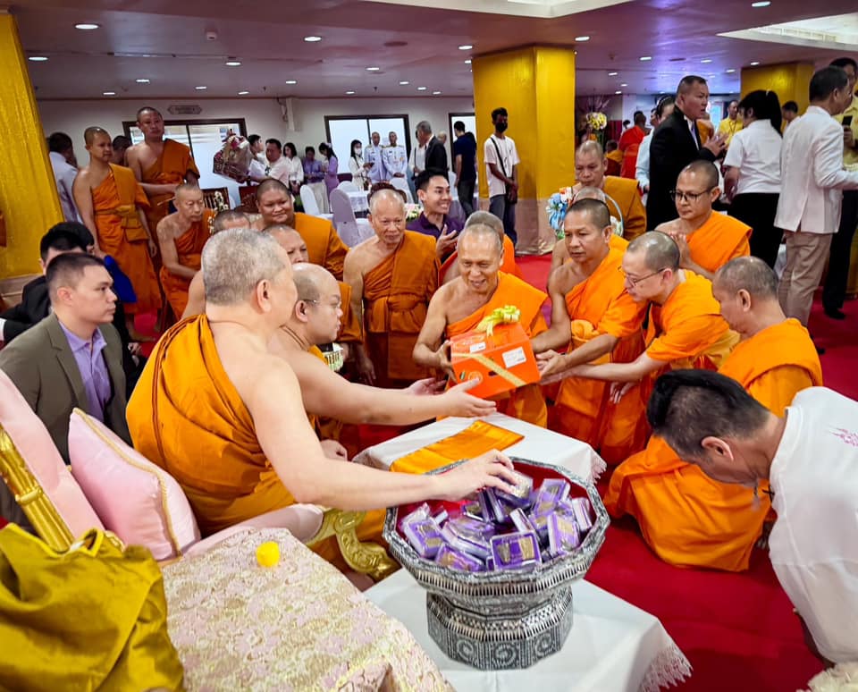 เจ้าคณะใหญ่หนกลาง รับถวายมุทิตาสักการะจากเจ้าอาวาสวัดพระธรรมกาย 