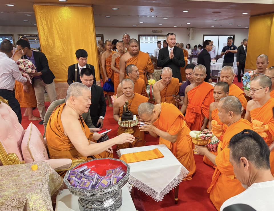 เจ้าคณะใหญ่หนกลาง รับถวายมุทิตาสักการะจากเจ้าอาวาสวัดพระธรรมกาย 