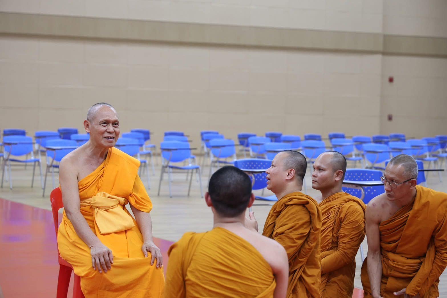 ผู้นำประโยคบาลีสนามหลวง ตรวจเยี่ยมความเรียบร้อยสนามสอบวัดพระธรรมกาย