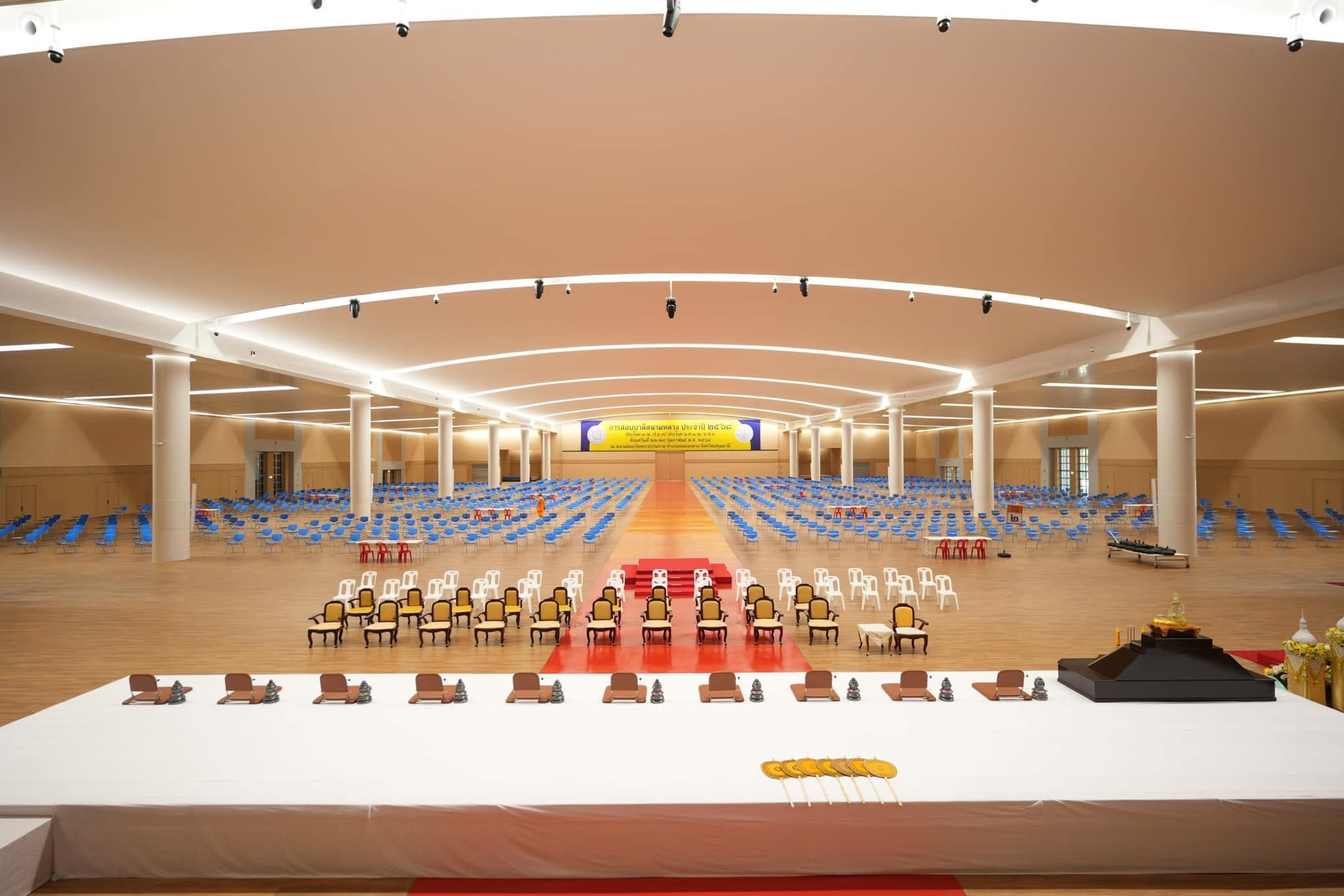 ผู้นำประโยคบาลีสนามหลวง ตรวจเยี่ยมความเรียบร้อยสนามสอบวัดพระธรรมกาย