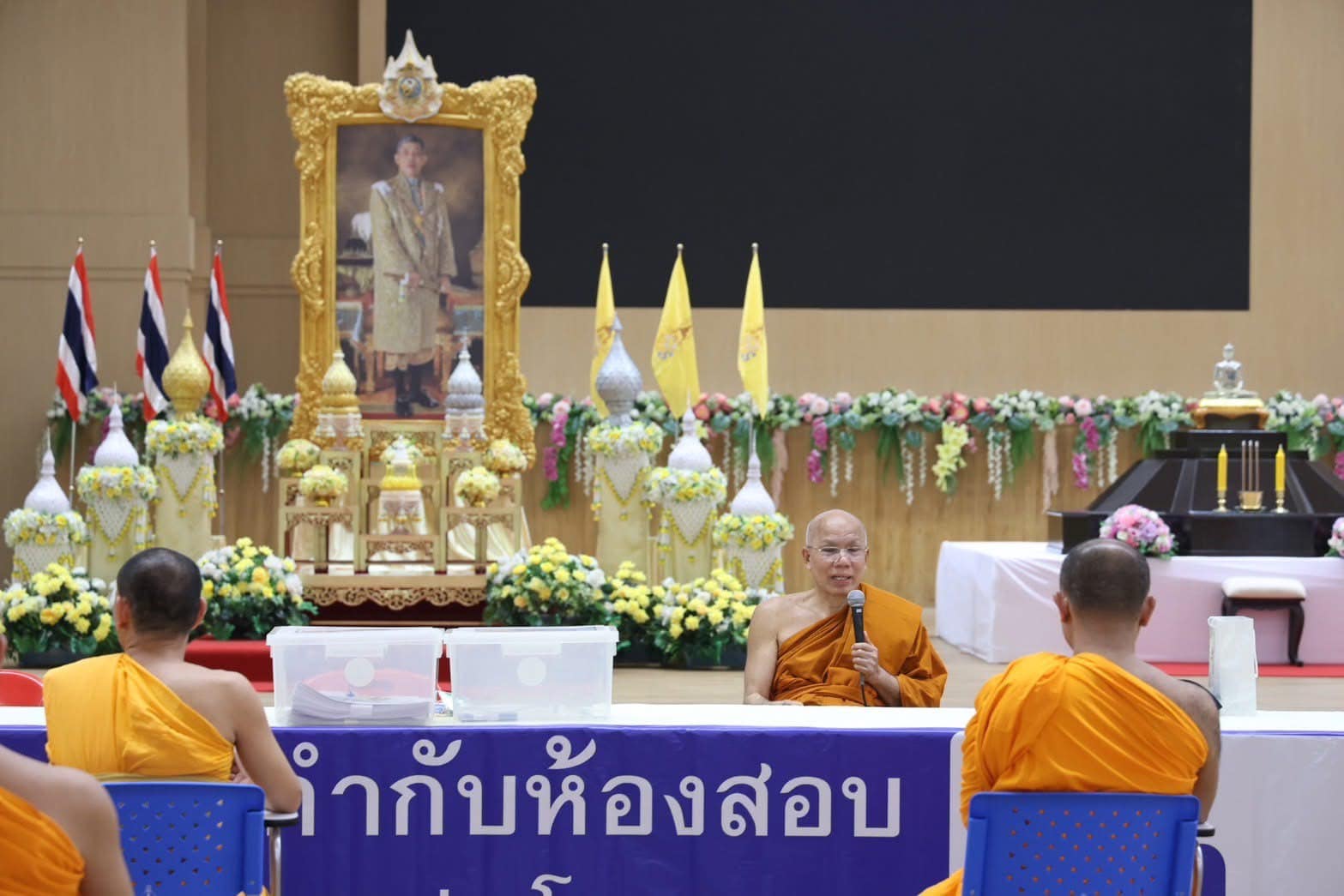 ผู้นำประโยคบาลีสนามหลวง ตรวจเยี่ยมความเรียบร้อยสนามสอบวัดพระธรรมกาย