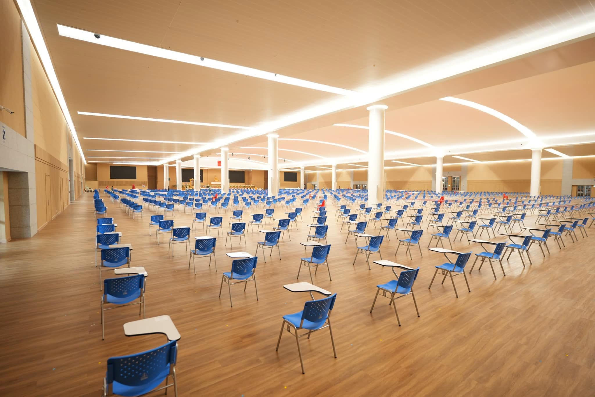 ผู้นำประโยคบาลีสนามหลวง ตรวจเยี่ยมความเรียบร้อยสนามสอบวัดพระธรรมกาย