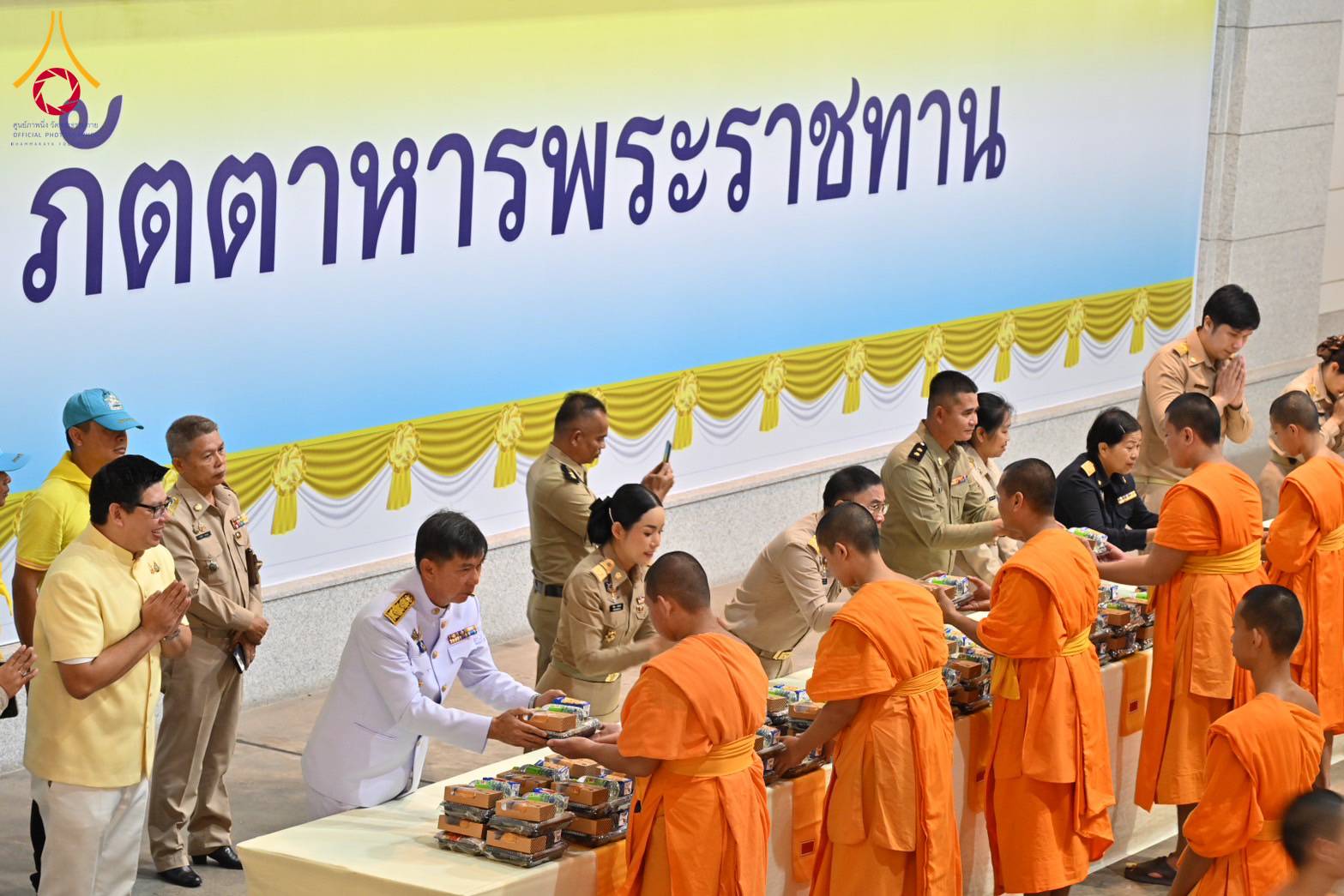 ภัตตาหารพระราชทาน แด่พระภิกษุ สามเณร ในการสอบบาลีสนามหลวง ณ วัดพระธรรมกาย