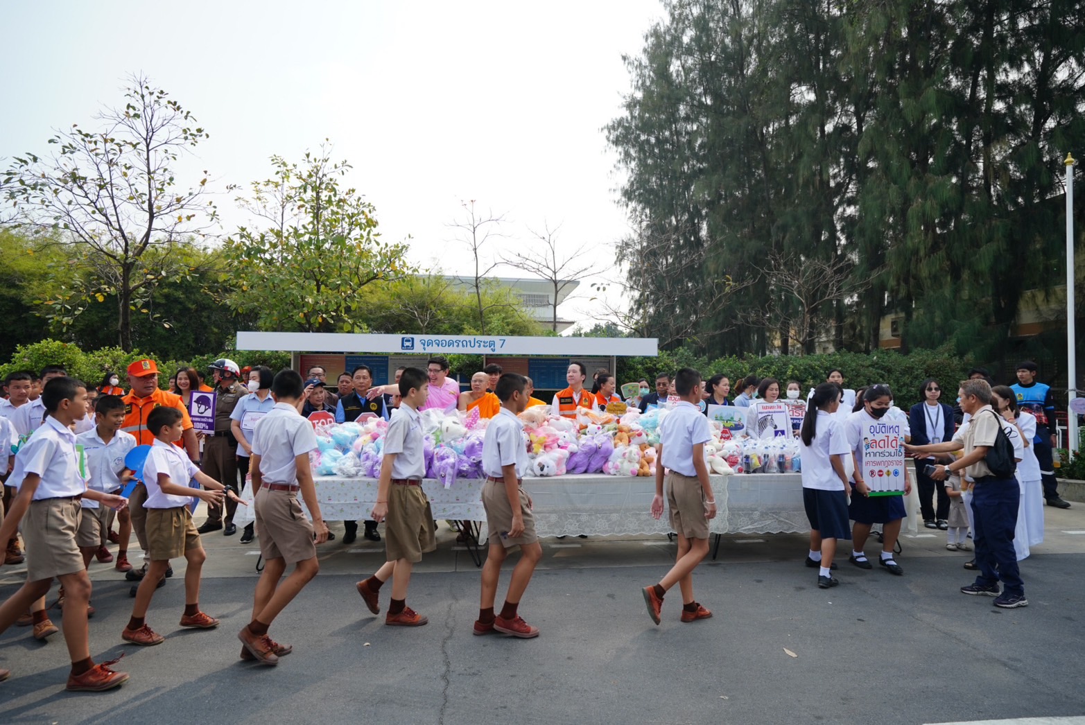 วัดพระธรรมกายให้การต้อนรับและสนับสนุนกิจกรรมการรณรงค์ความปลอดภัยทางถนน แก่นักเรียนโรงเรียนคลองสอง อ.คลองหลวง จ.ปทุมธานี