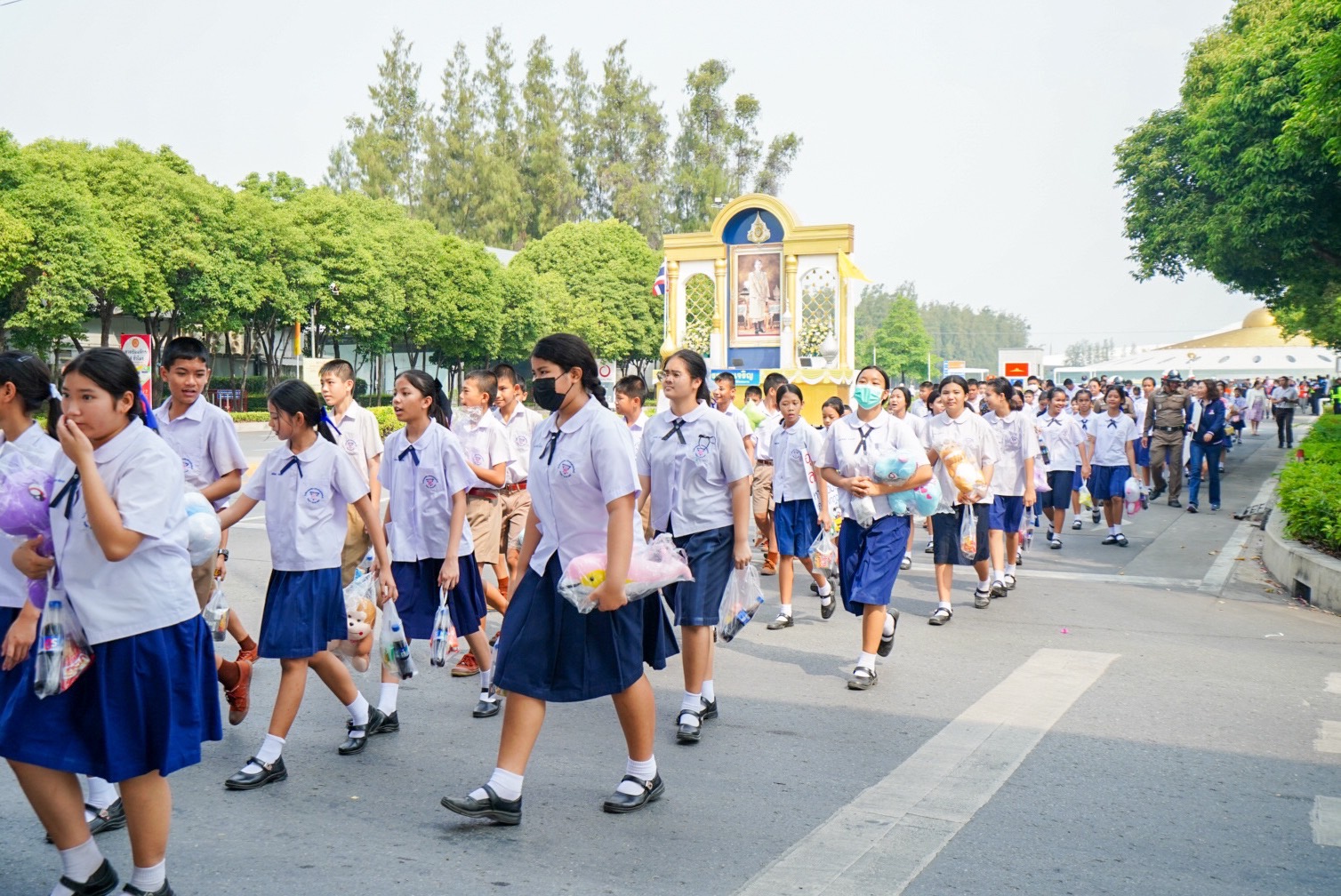 วัดพระธรรมกายให้การต้อนรับและสนับสนุนกิจกรรมการรณรงค์ความปลอดภัยทางถนน แก่นักเรียนโรงเรียนคลองสอง อ.คลองหลวง จ.ปทุมธานี